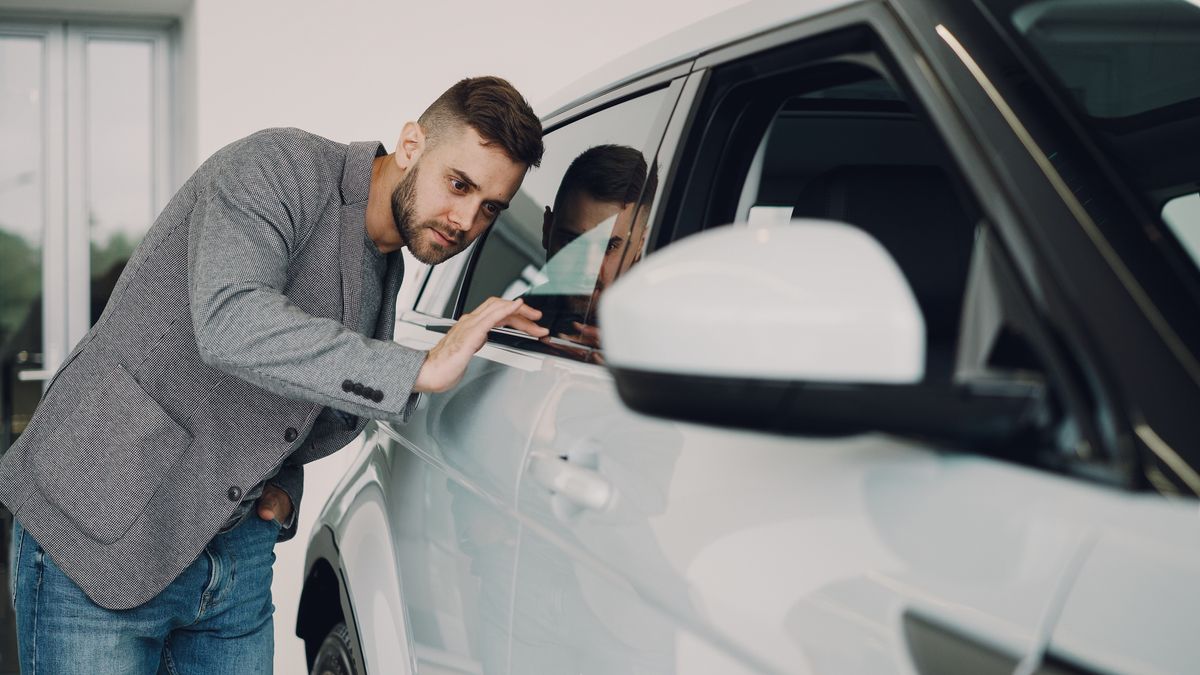 ディーラーで新車を確認する人のイメージ。カーリース契約前の注意点