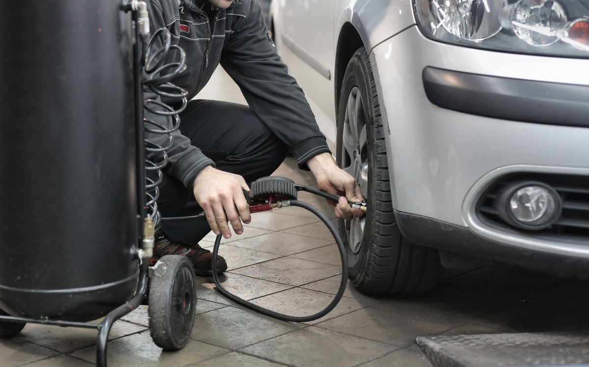 ホンダ車のカーリースの維持（整備）のイメージ。タイヤの点検
