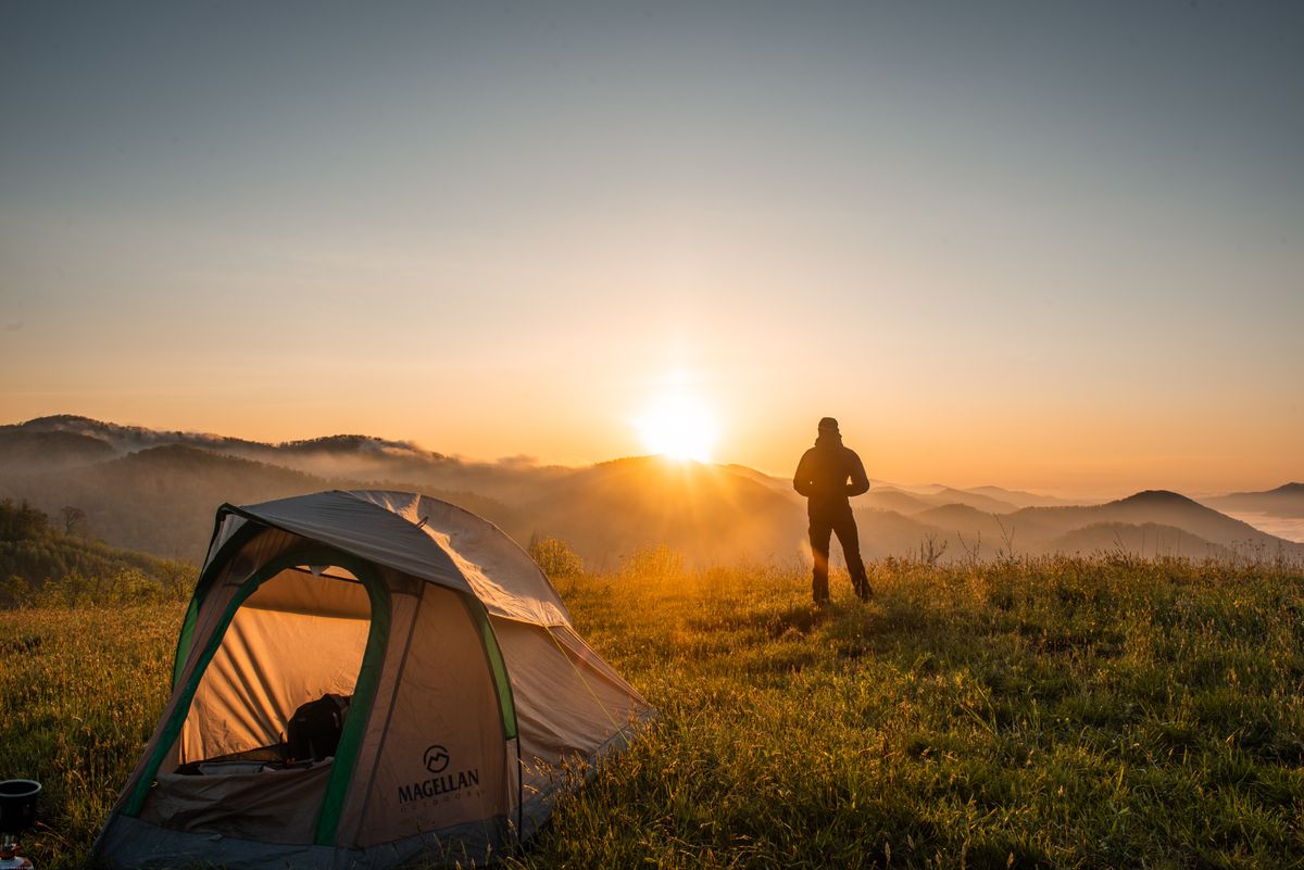 ハスラーで出かけるアウトドアのイメージ。山でのキャンプと朝日