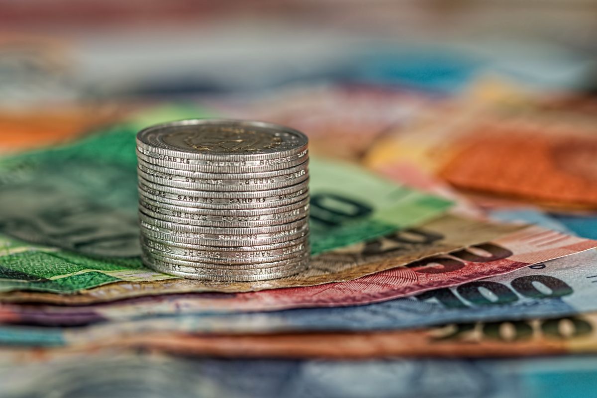 安いカーリースの料金を見極めるイメージ。積み上がった硬貨と紙幣